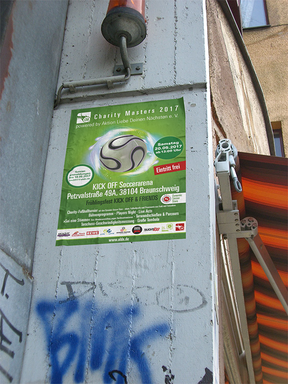 charity masters plakat an haeuserwand