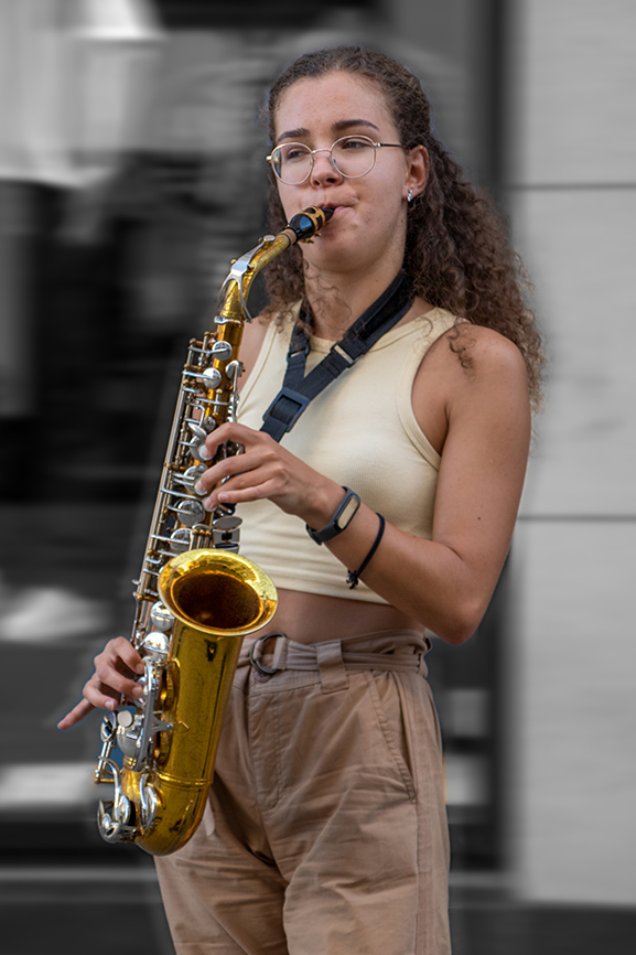 Foto Saxophonistin Strasse